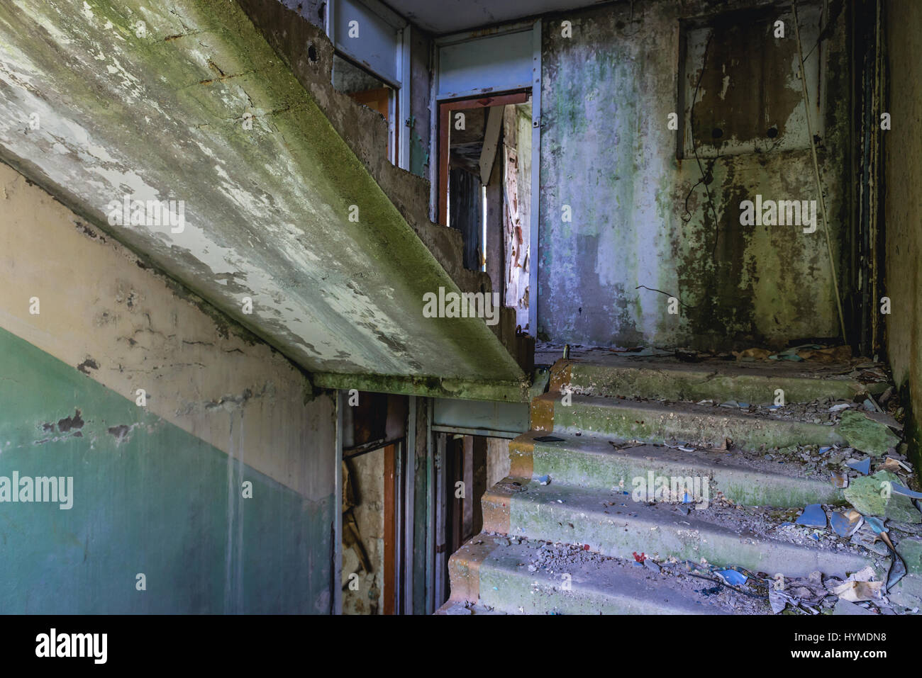 Scala di ospedale, ex ufficiali hotel in Skrunda-1 città fantasma, ex sito dell Unione Sovietica Dnepr stazione radar vicino Skrunda città in Lettonia Foto Stock