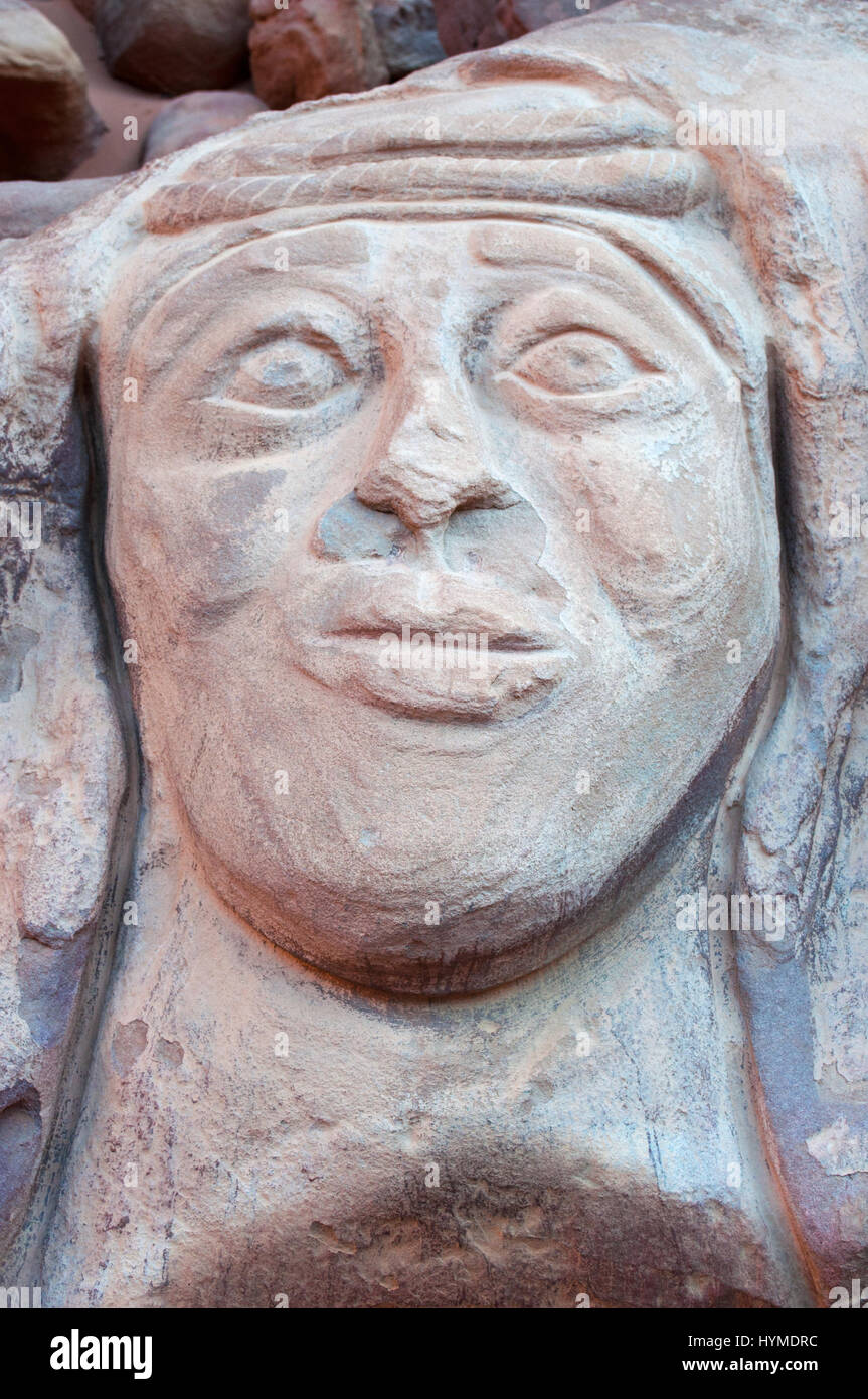 Giordania: sculture su roccia rossa commemorando Lawrence d'Arabia, l'ufficiale britannico e archeologo T. E. Lawrence, nel deserto di Wadi Rum Foto Stock