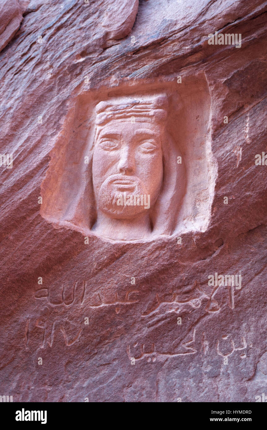 Giordania: sculture su roccia rossa commemorando Lawrence d'Arabia, l'ufficiale britannico e archeologo T. E. Lawrence, nel deserto di Wadi Rum Foto Stock