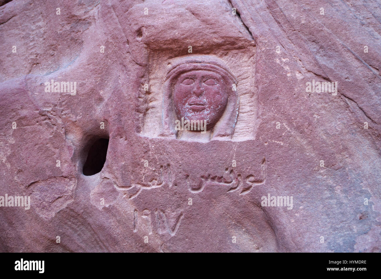 Giordania: sculture su roccia rossa commemorando Lawrence d'Arabia, l'ufficiale britannico e archeologo T. E. Lawrence, nel deserto di Wadi Rum Foto Stock