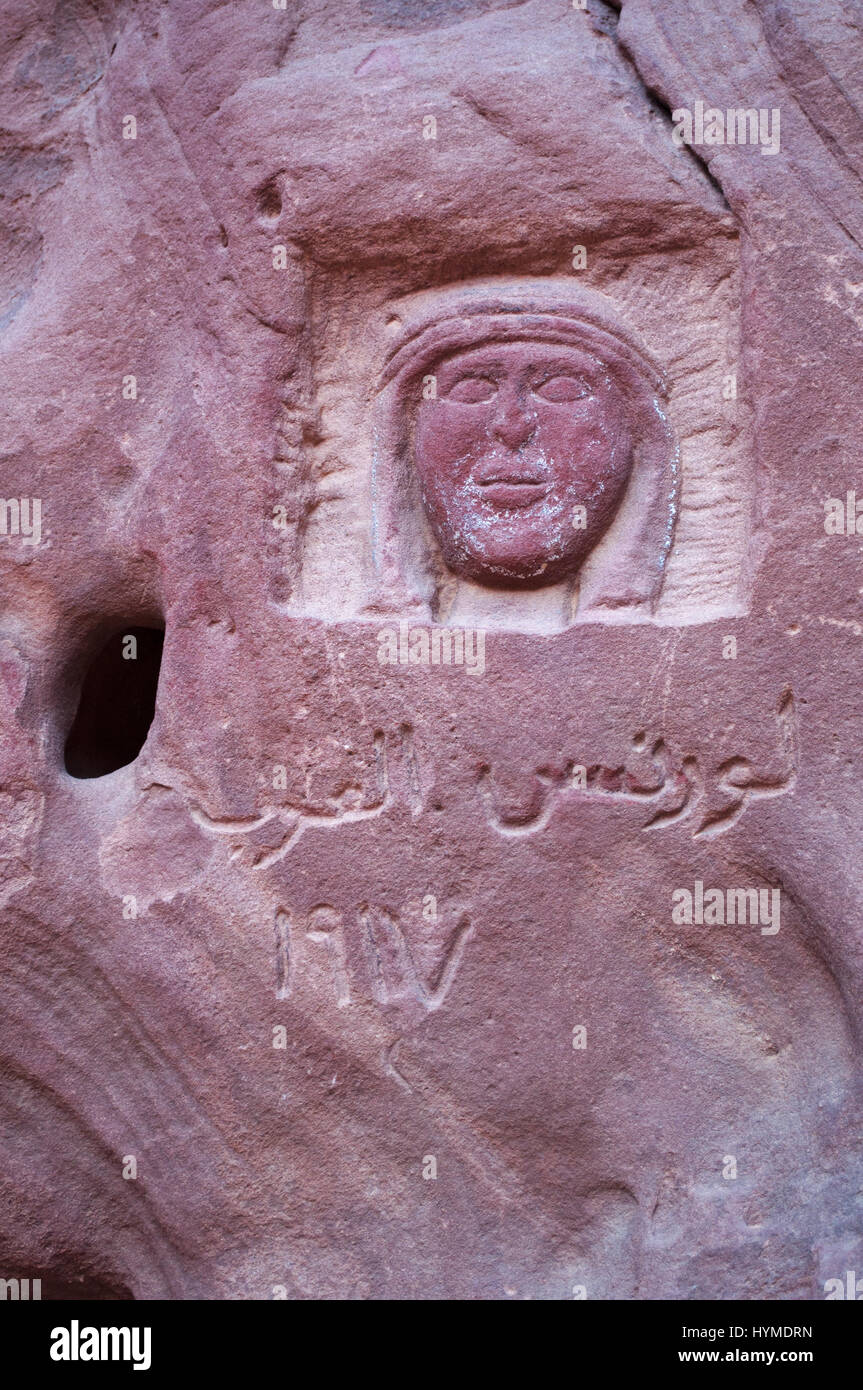 Giordania: sculture su roccia rossa commemorando Lawrence d'Arabia, l'ufficiale britannico e archeologo T. E. Lawrence, nel deserto di Wadi Rum Foto Stock