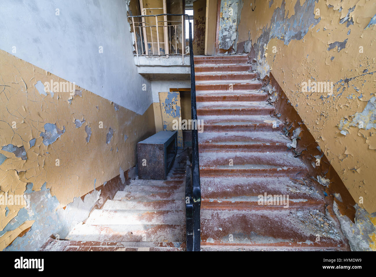 Personale di comando edificio in Skrunda-1 città fantasma, ex sito dell Unione Sovietica Dnepr stazione radar vicino Skrunda città in Lettonia Foto Stock