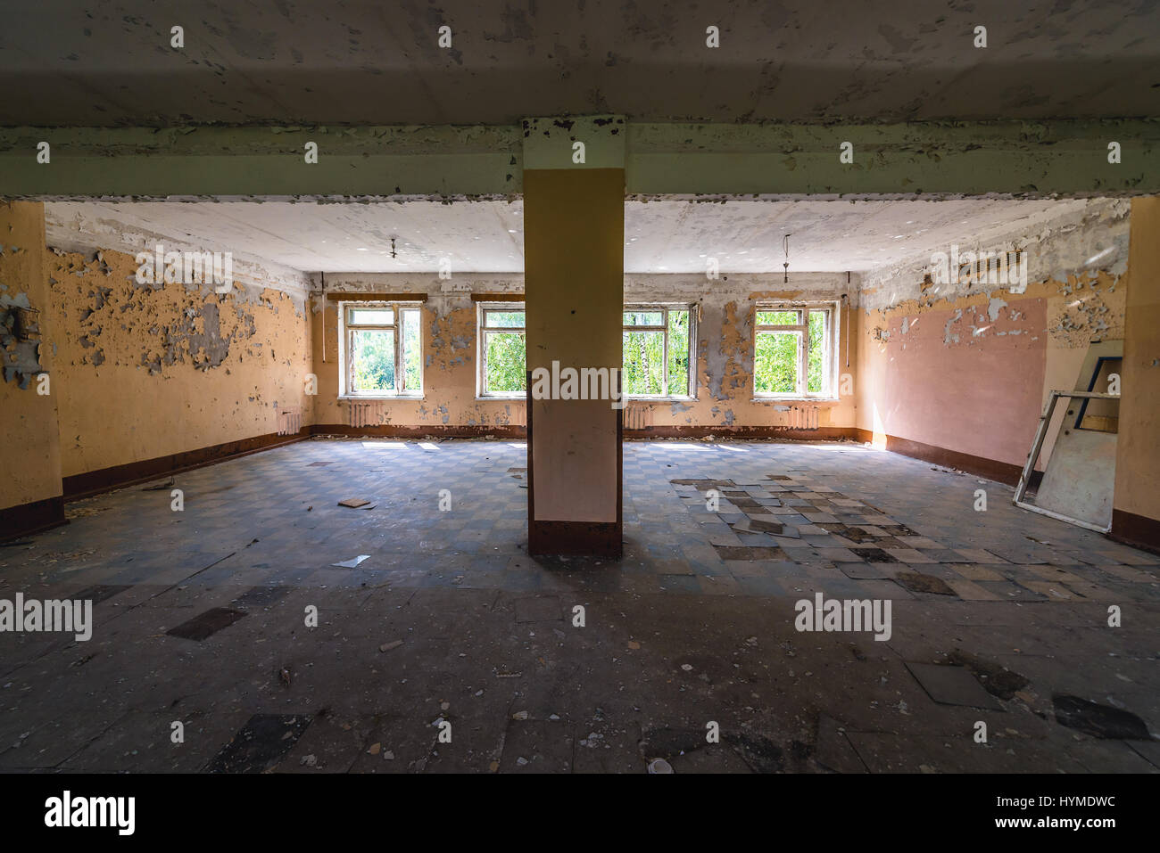 Interno di esercito barrack edificio in Skrunda-1 città fantasma, ex sito dell Unione Sovietica Dnepr stazione radar da vicino Skrunda città in Lettonia Foto Stock