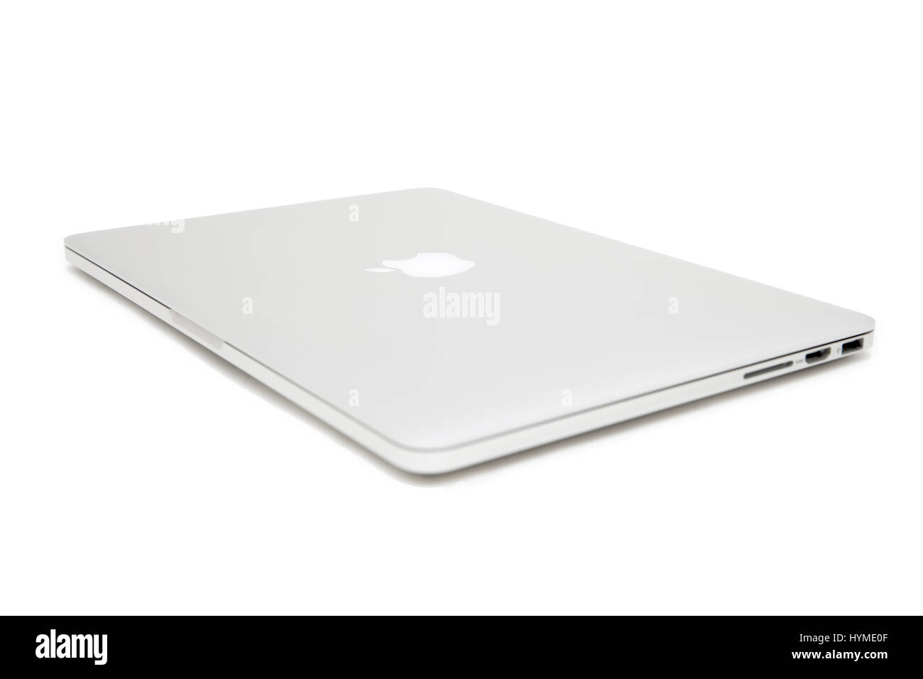 Belgrado, Serbia - Marzo 3, 2017: MacBook computer isolato su bianco. Il MacBook è una marca di computer portatili prodotta da Apple Inc. Foto Stock