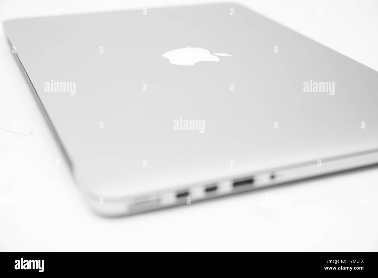 Computer MacBook isolato su bianco. Il MacBook è una marca di computer  portatili prodotta da Apple Inc Foto stock - Alamy