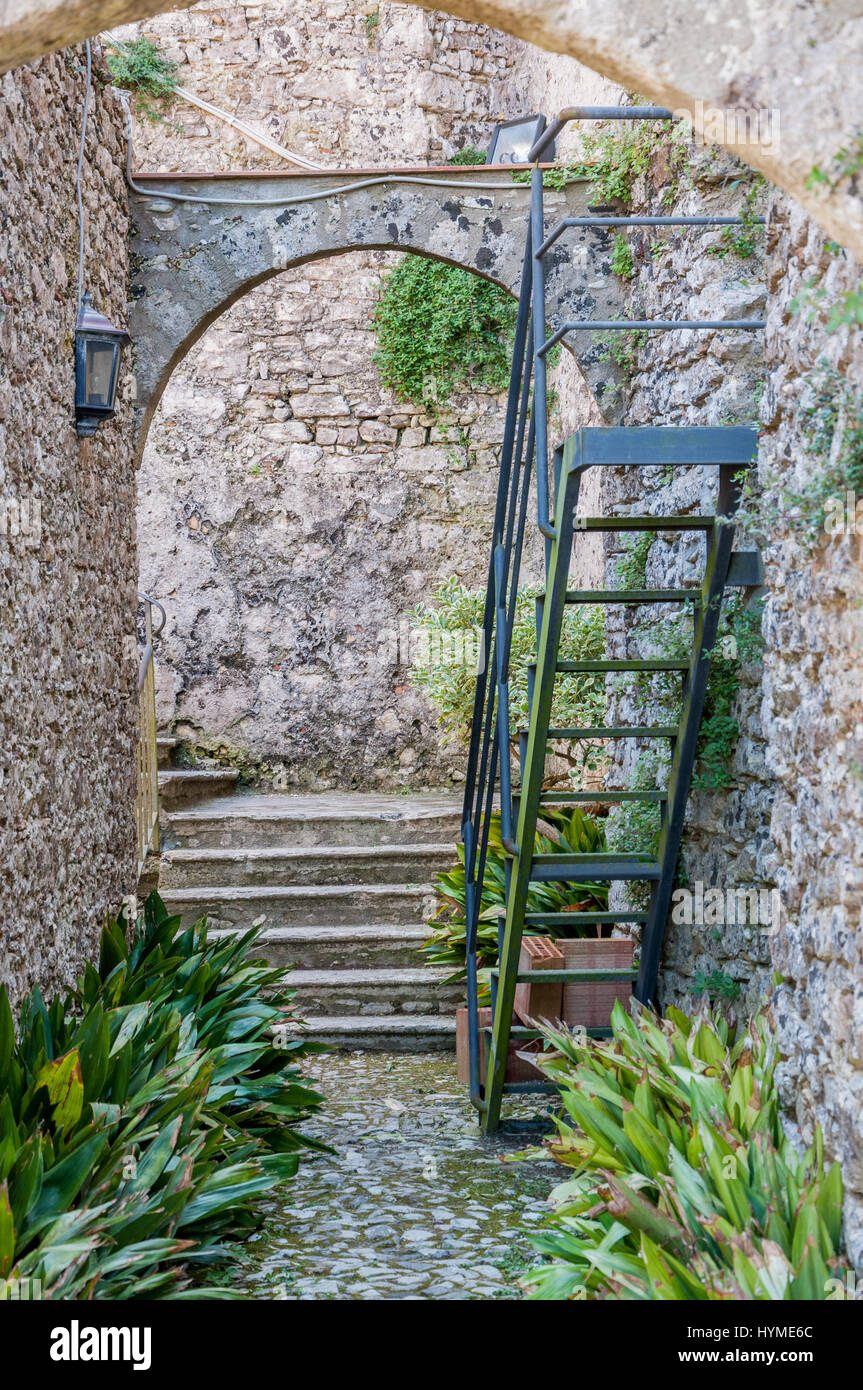 Le rovine del monastero di Sant Salvatore di Erice, in Sicilia, Italia meridionale Foto Stock