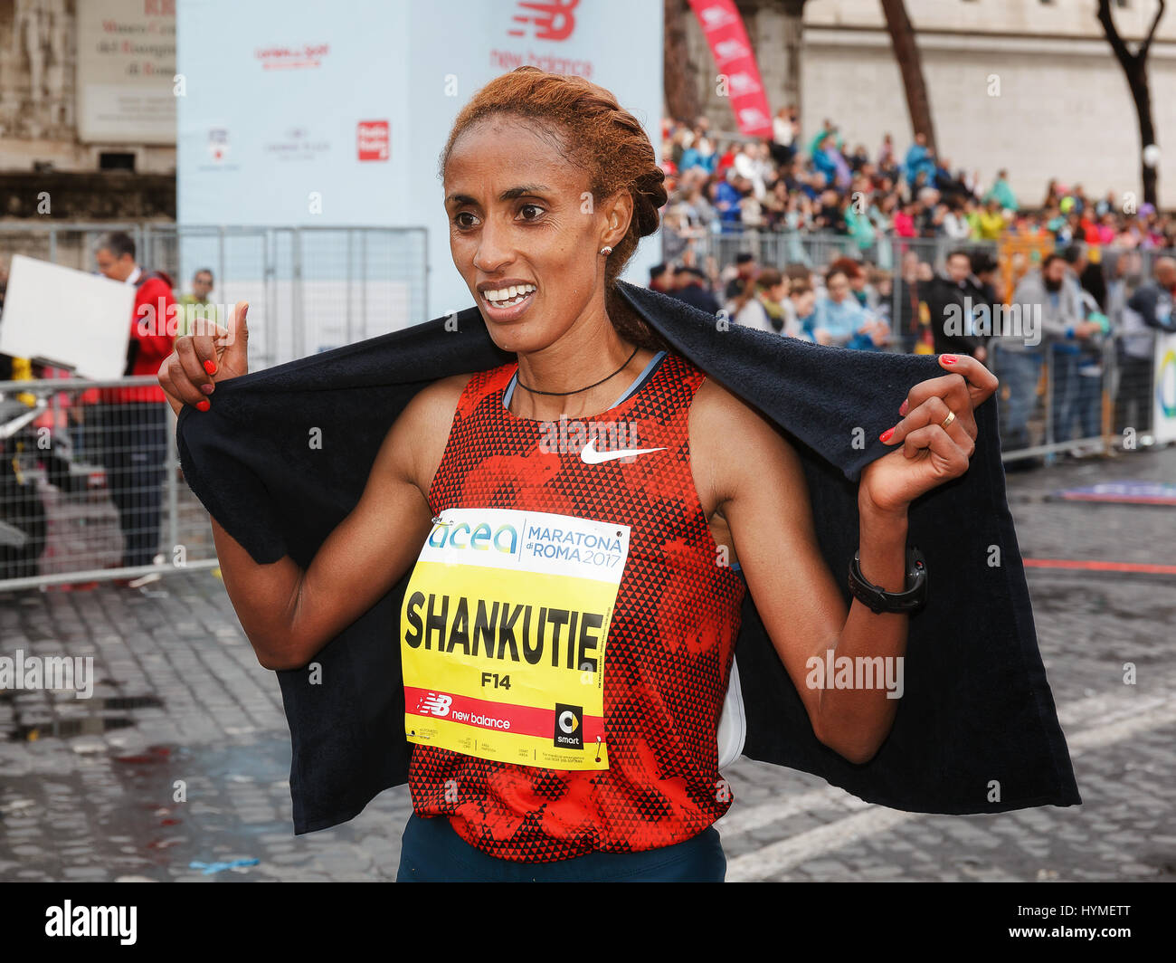 Roma, Italia - 2 Aprile 2017: Shankutie Mestawot Tadesse ha conquistato il secondo posto in campo femminile gara, la ventitreesima Maratona di Roma. Shankutie sul suo arrivo a Foto Stock