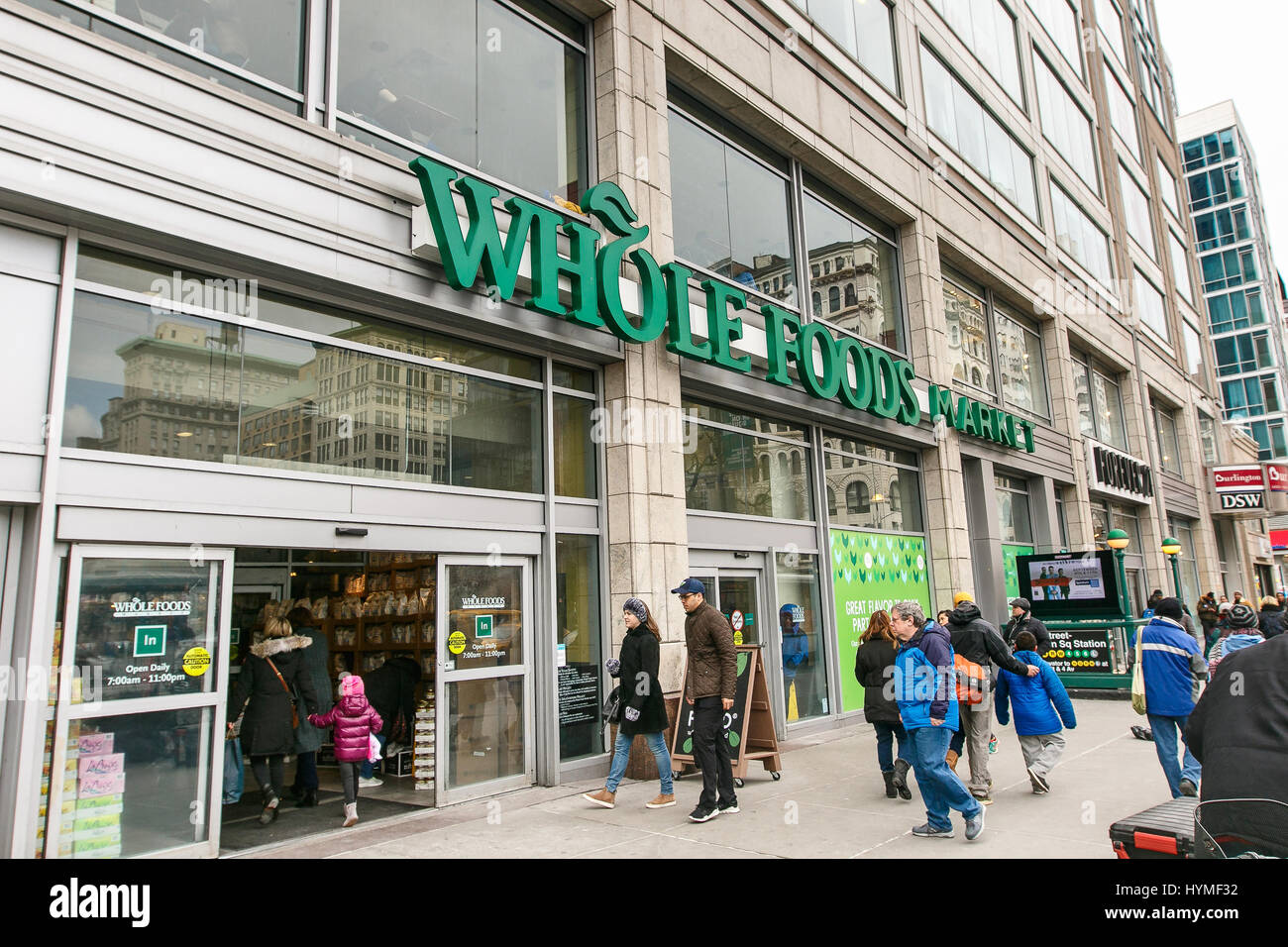 Le persone sono venuta in un supermercato Whole Foods drogheria in Union Square a Manhattan. Foto Stock