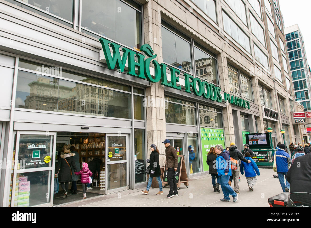 Le persone sono venuta in un supermercato Whole Foods drogheria in Union Square a Manhattan. Foto Stock Le persone sono venuta in un supermercato Whole Foods drogheria in Union Square a Manhattan. Foto Stock