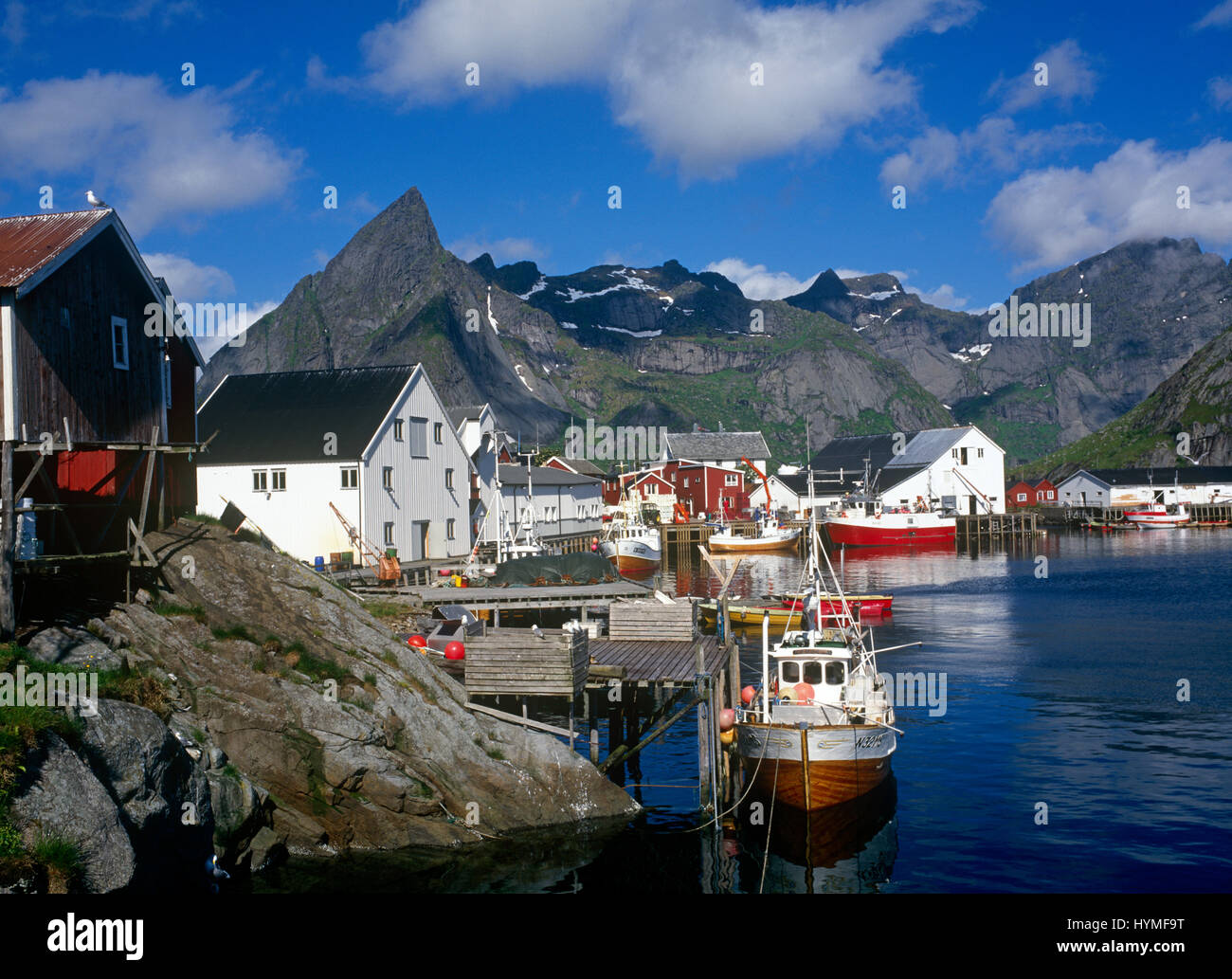 Reine e villaggio di pescatori, Hamnoy, Moskenes, Isole Lofoten in Norvegia Foto Stock