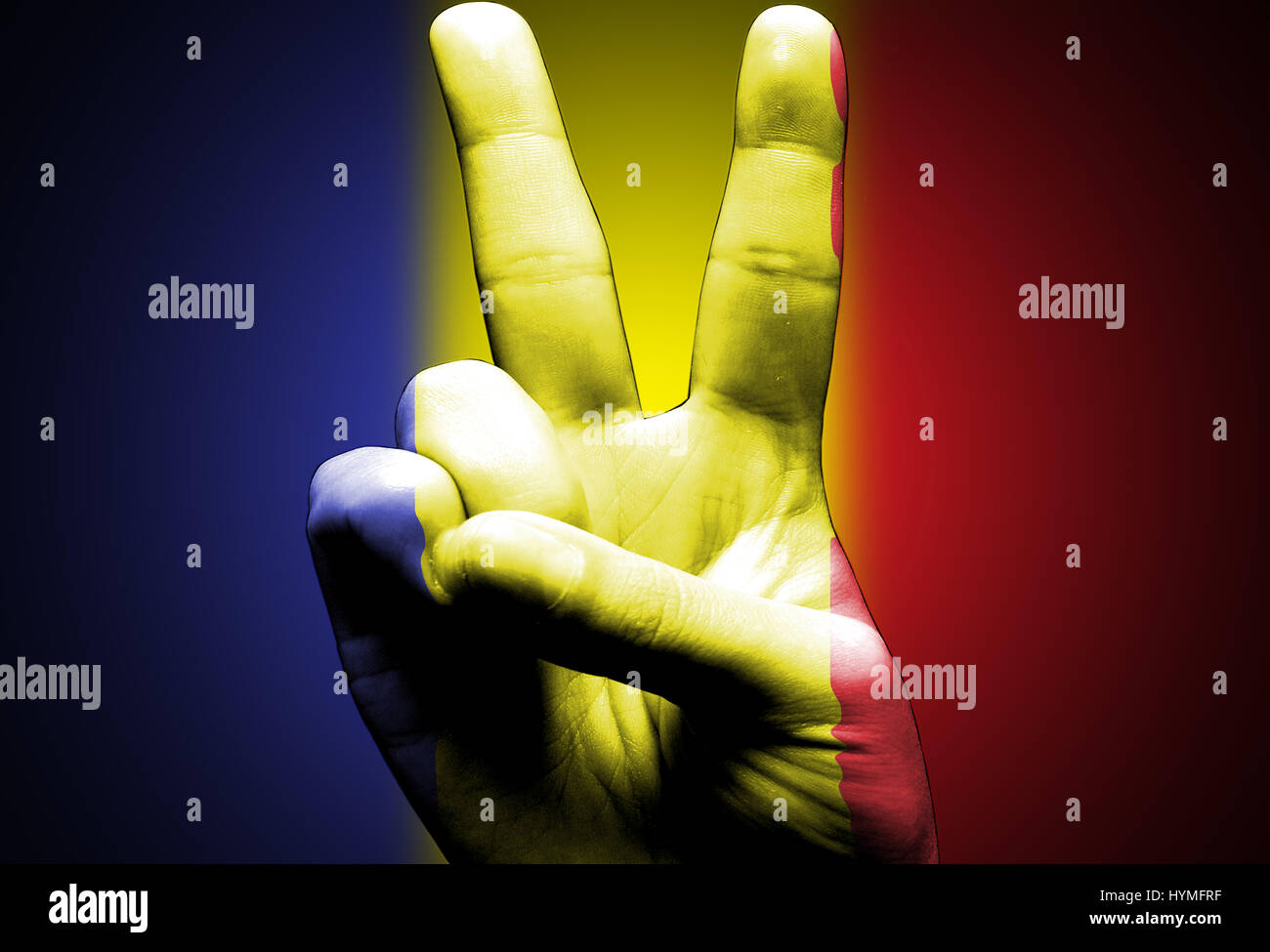 V segno dipinto a mano con bandiera rumena oltre la Romania bandiera nera Foto Stock