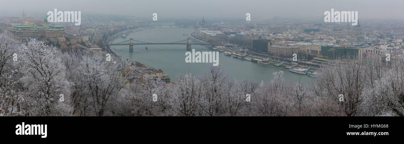 Vista panoramica dalla collina Gellert in un nevoso inverno mattina, Budapest Foto Stock