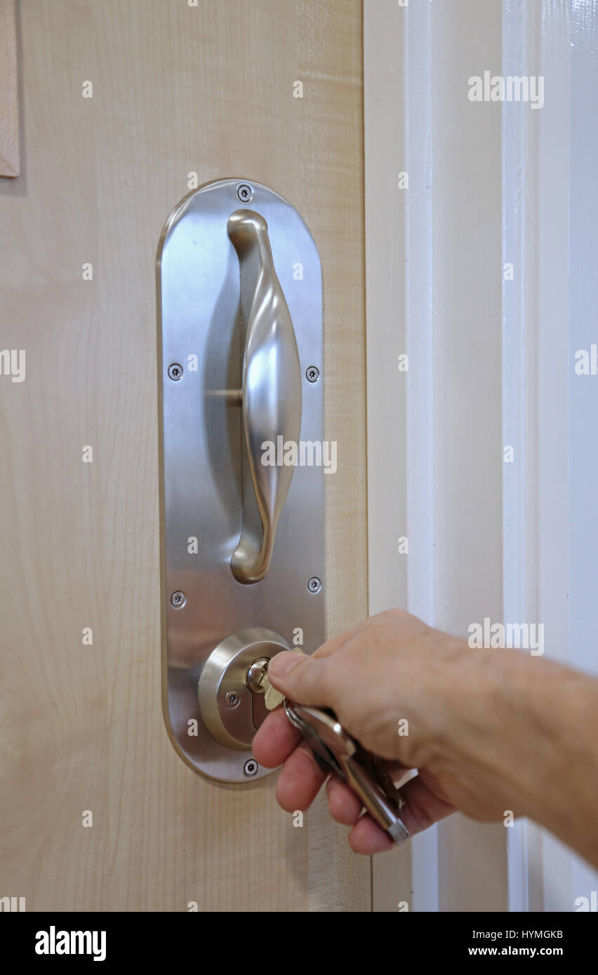 Una porta è sbloccata in un'unità psichiatrica residenziale sicura. Mostra la maniglia della porta e il montaggio della serratura antilegatura, progettati per evitare il rischio di strangolamento Foto Stock