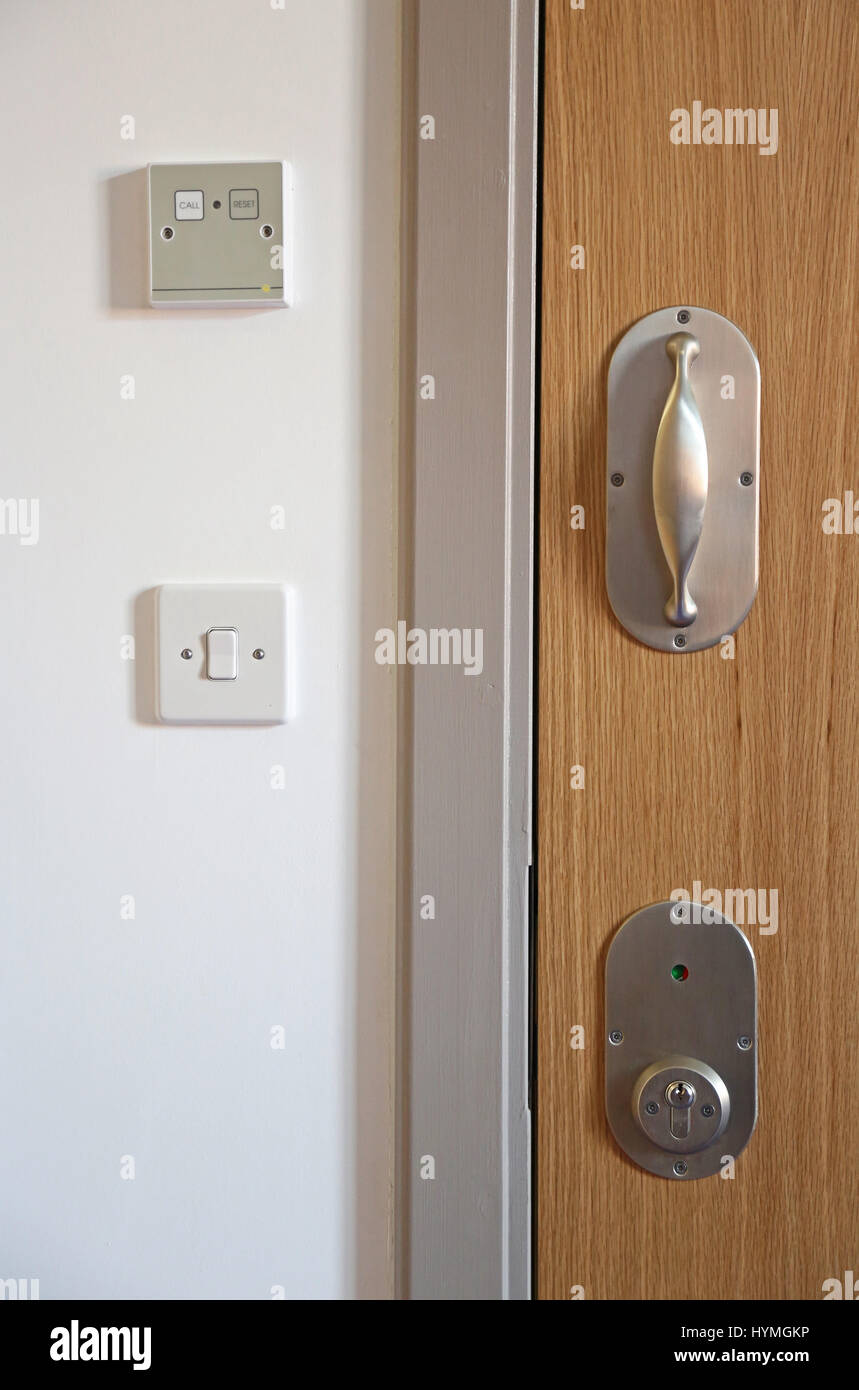 Chiusura di una porta in un'unità psichiatrica sicura e residenziale. Mostra la maniglia della porta e il montaggio della serratura antilegatura, progettati per evitare il rischio di strangolamento Foto Stock