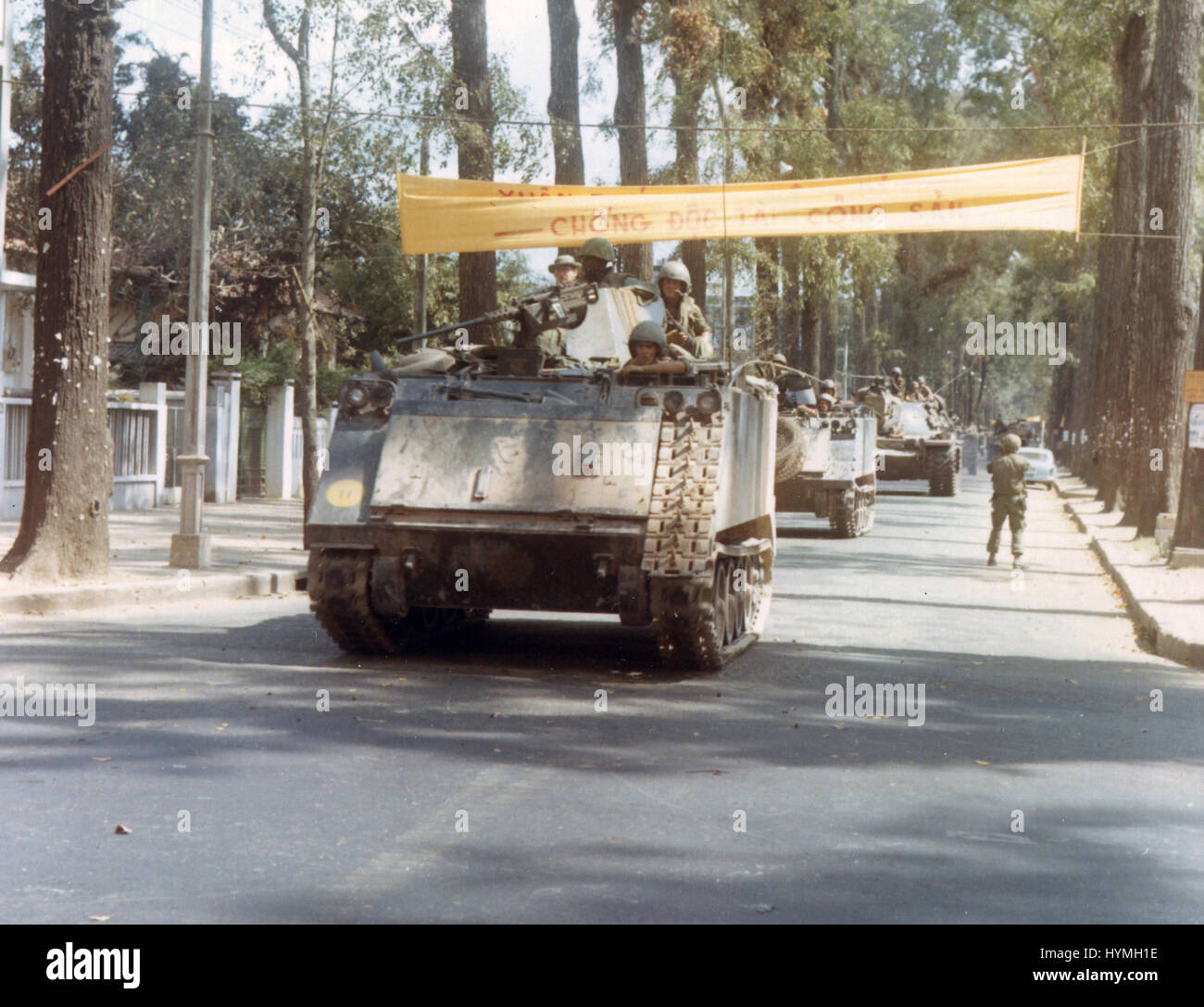 Il personale di blindati vettori della XXV divisione di fanteria si muovono attraverso il disagio strade di Saigon durante il Tet, il nuovo anno lunare vacanze. 1 febbraio 1968. Foto Stock