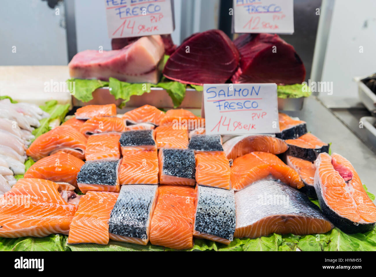 Appena pescato il salmone al mercato del pesce a Cadice, Andalusia, Spagna Foto Stock