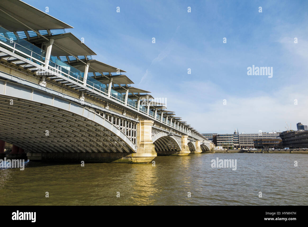 Blackfriars moderno ponte ferroviario che collega la metropolitana linea di tubi sul Fiume Tamigi, Blackfriars Station di Londra, giornata di sole e cielo blu Foto Stock