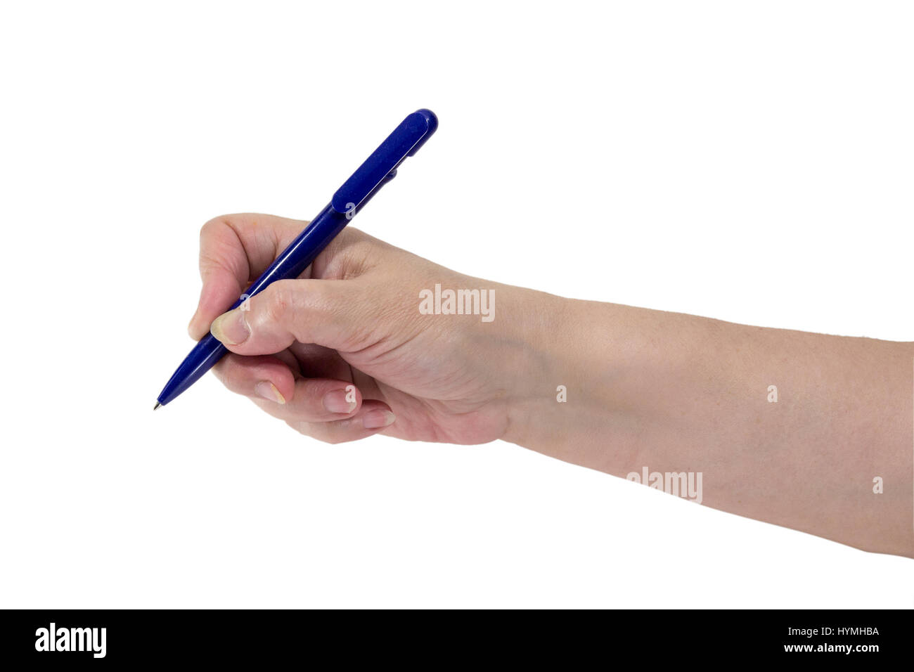 Senior donna di mano con una penna t isolati su sfondo bianco Foto Stock