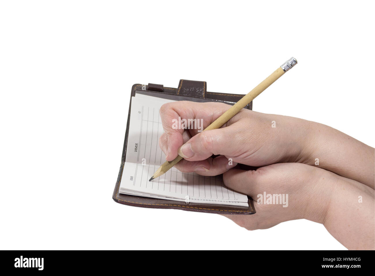 Senior donna con le mani in mano scrivere una matita nel tuo notebook isolati su sfondo bianco Foto Stock