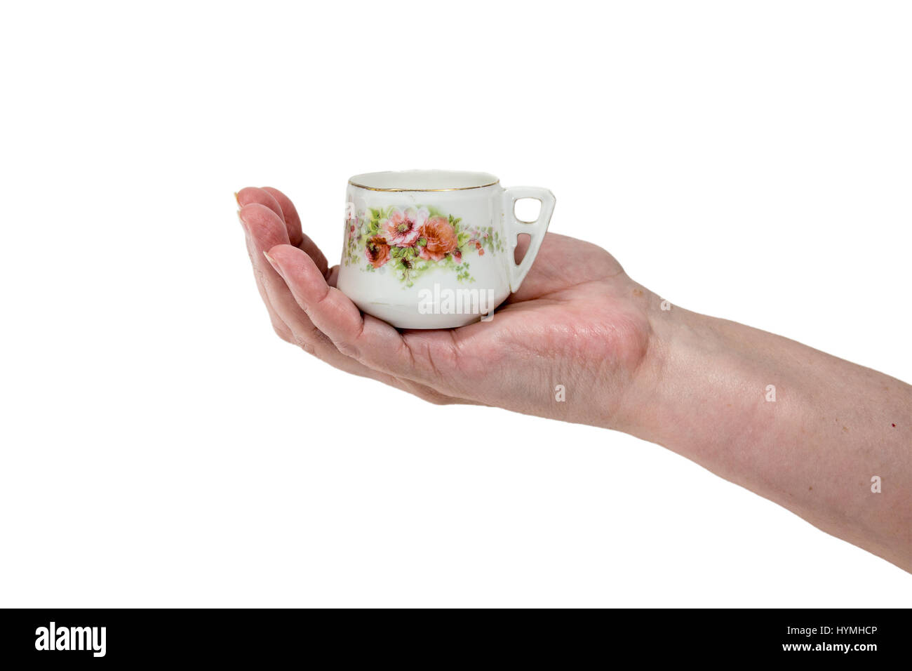 Senior donna di mano che tiene un antico tazza di caffè isolato su sfondo bianco Foto Stock