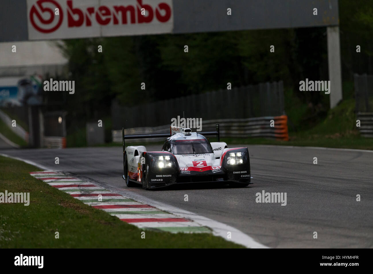 Monza, Italia - 01 Aprile 2017: Porsche 919 ibrido di Porsche LMP Team, pilotato da T. Bernhard - E. Bamber - B. Hartley durante il FIA World Endurance Foto Stock