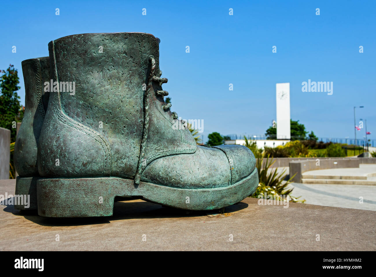 La scultura di un avvio presso la War Memorial, Carrickfergus, County Antrim, Irlanda del Nord, Regno Unito Foto Stock