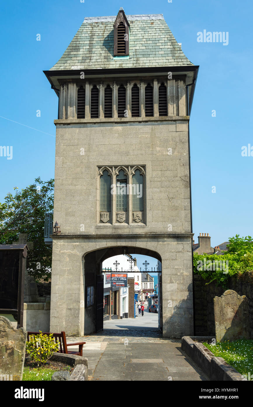Il Memoriale di guerra Campanile Saint Nicholas' Chiesa, Carrickfergus, County Antrim, Irlanda del Nord, Regno Unito Foto Stock