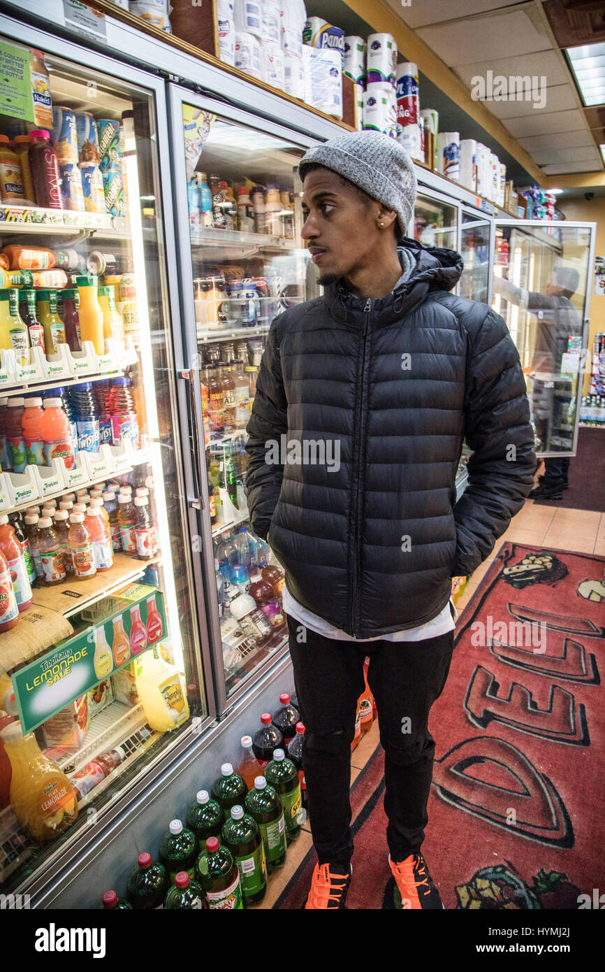 Un sincero ritratto di un giovane uomo di shopping per i negozi di generi alimentari Foto Stock