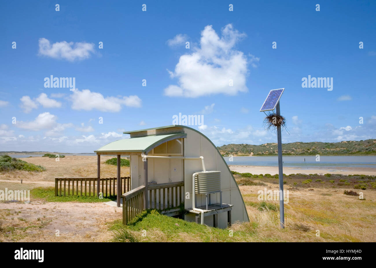 Energia solare il compostaggio secco bush wc, con un nido di uccelli nella colonna di energia solare polo. La potenza viene usato per azionare il ventilatore. Foto Stock