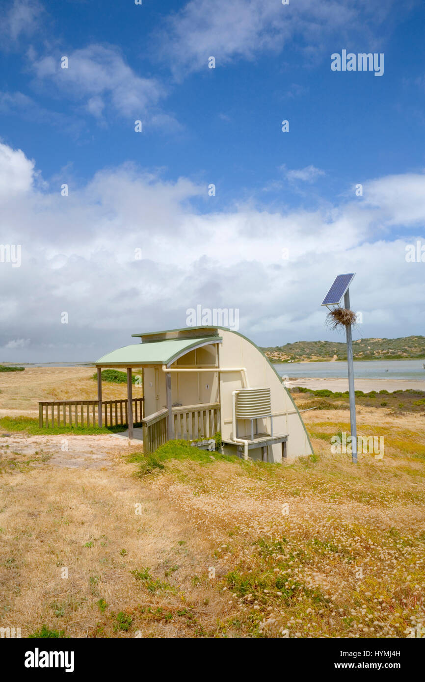 Energia solare il compostaggio secco bush wc in Sud Australia. Nido di uccelli in energia solare polo. Energia solare è usato per azionare il ventilatore. Copia dello spazio. Foto Stock