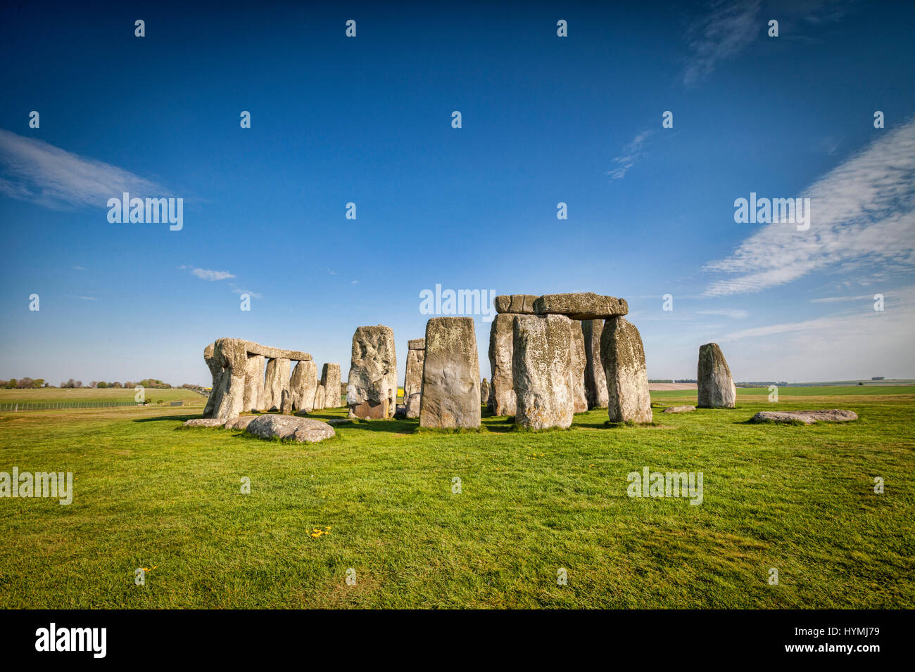 La famosa pietra preistorici cerchio a Stonehenge in una luminosa giornata di primavera. Foto Stock