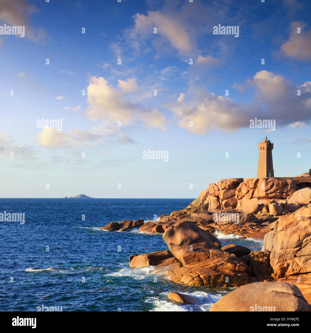 Ploumanach faro sulla costa di Granito Rosa, Bretagna, Francia, su una bella serata. Foto Stock