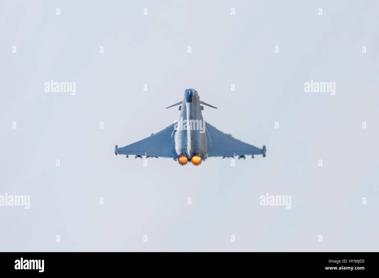 Eurofighter Typhoon jet da combattimento aereo decollare con postcombustione, piena riscaldare e haze di calore Foto Stock