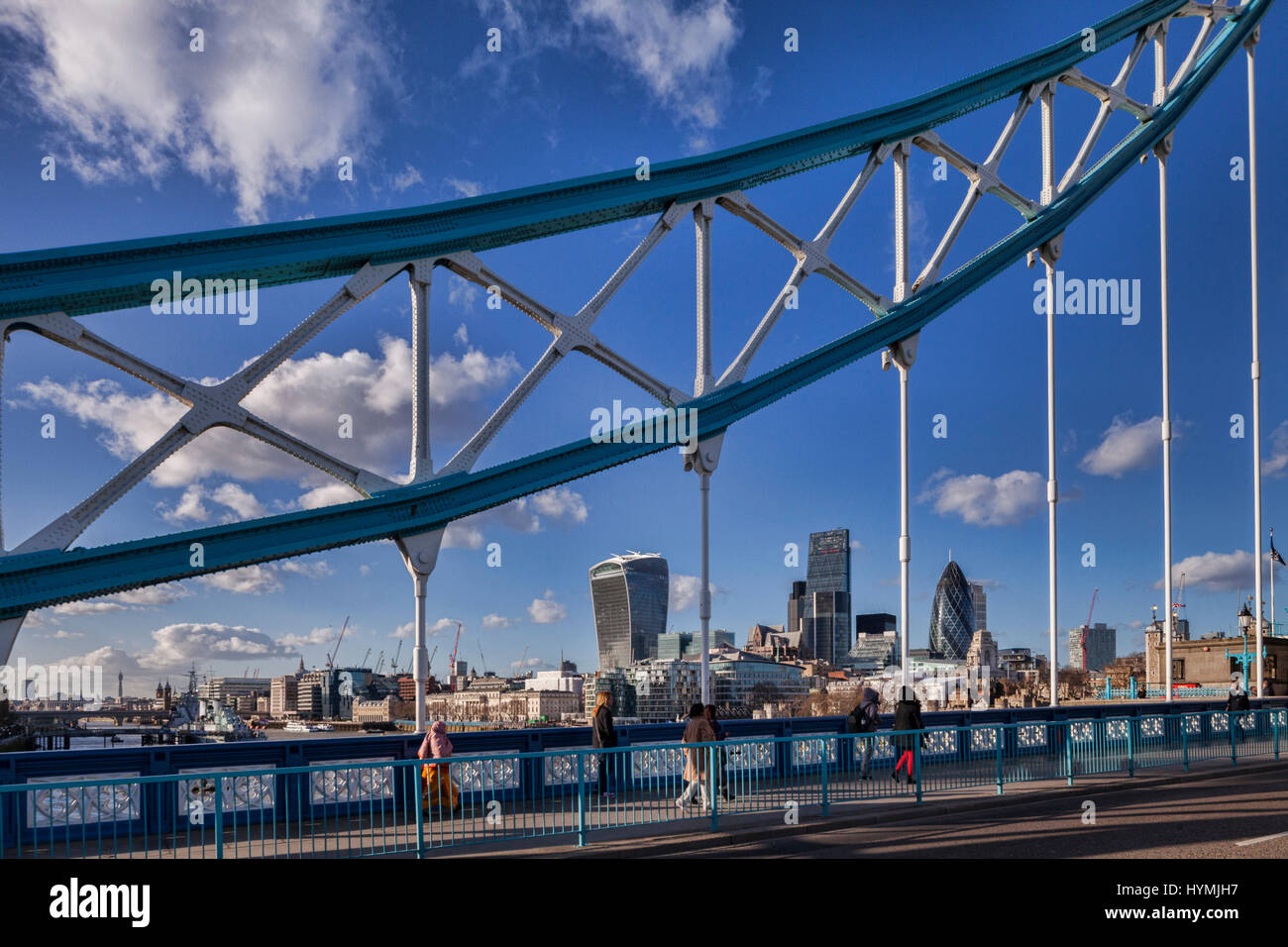 Lo skyline di Londra con il walkie-talkie, la grattugia e il Gherkin, visto attraverso la sovrastruttura del Tower Bridge. Foto Stock