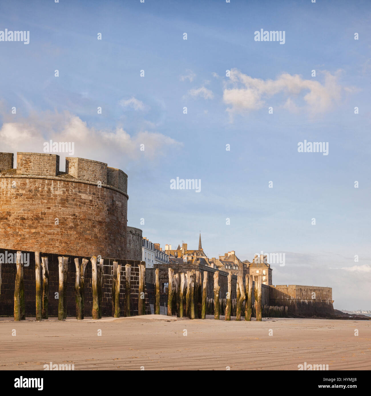 I bastioni e la città di Saint Malo, in Bretagna, Francia, dalla spiaggia. Foto Stock