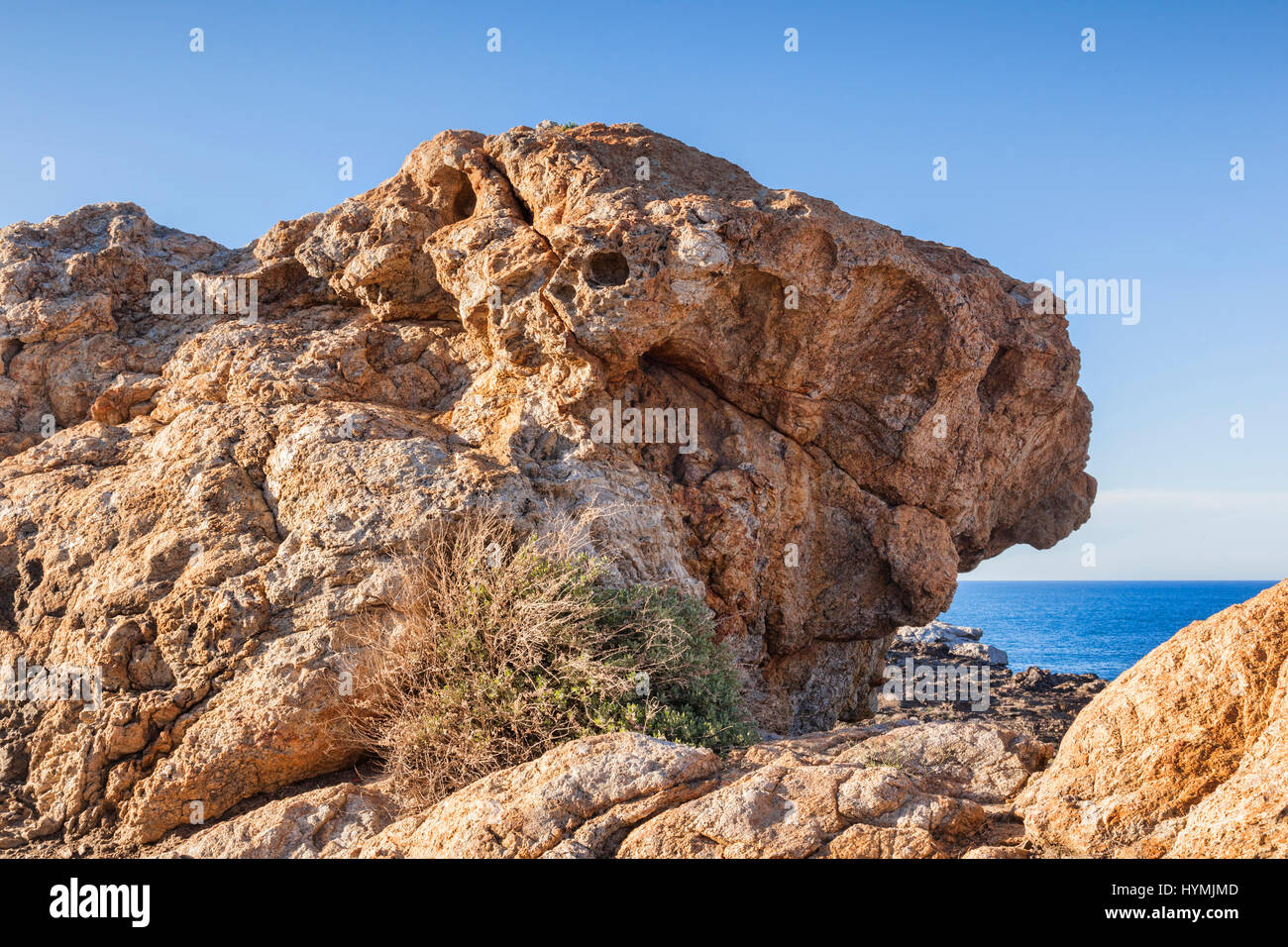 Ispirazione per Salvador Dali, una delle strane formazioni rocciose a Cap de Creus, Catalogna, Spagna. Foto Stock