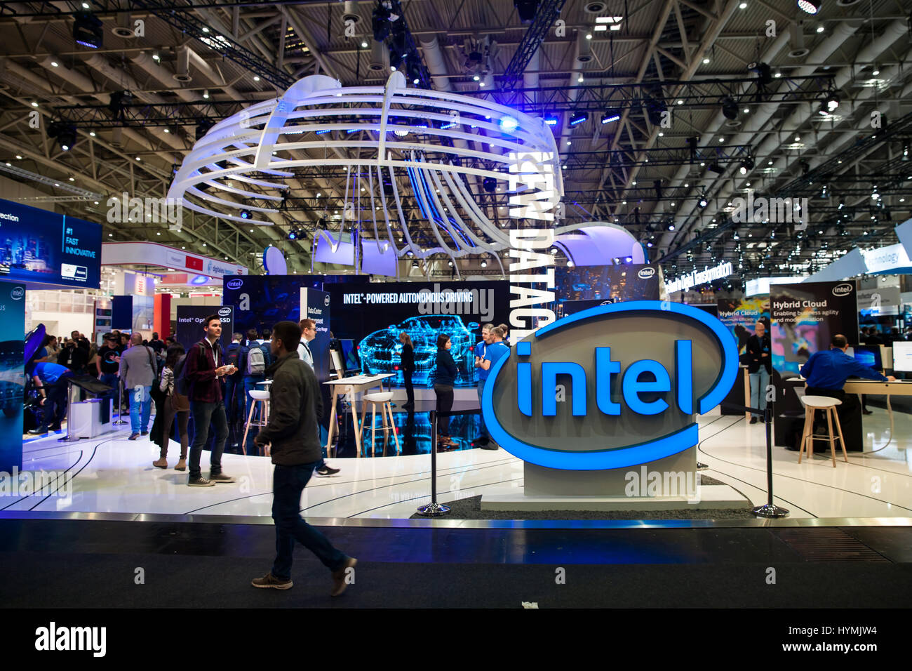 Intel azienda stand interni il salone Cebit 2017 in Hannover Messe, Germania Foto Stock