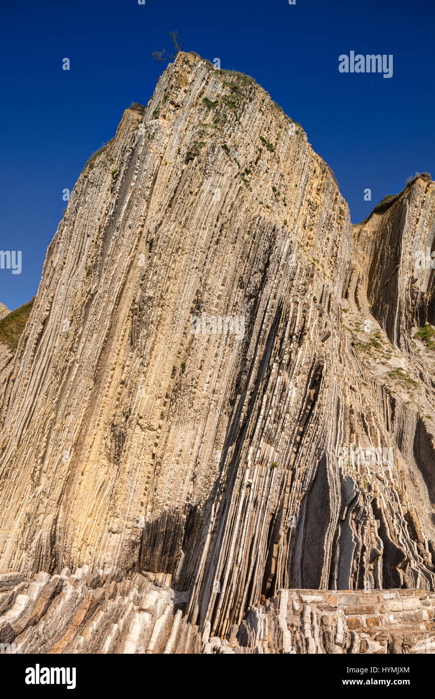 Le scogliere di flysch nel parco geologico a Spiaggia di Itzurun, Zumaia, Paesi Baschi, Spagna. Foto Stock