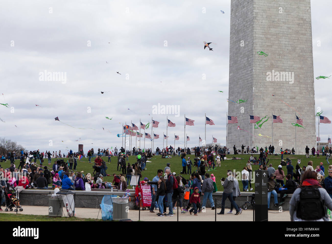 La gente volare aquiloni sul National Mall durante 2017 National Kite Festival - Washington DC, Stati Uniti d'America Foto Stock