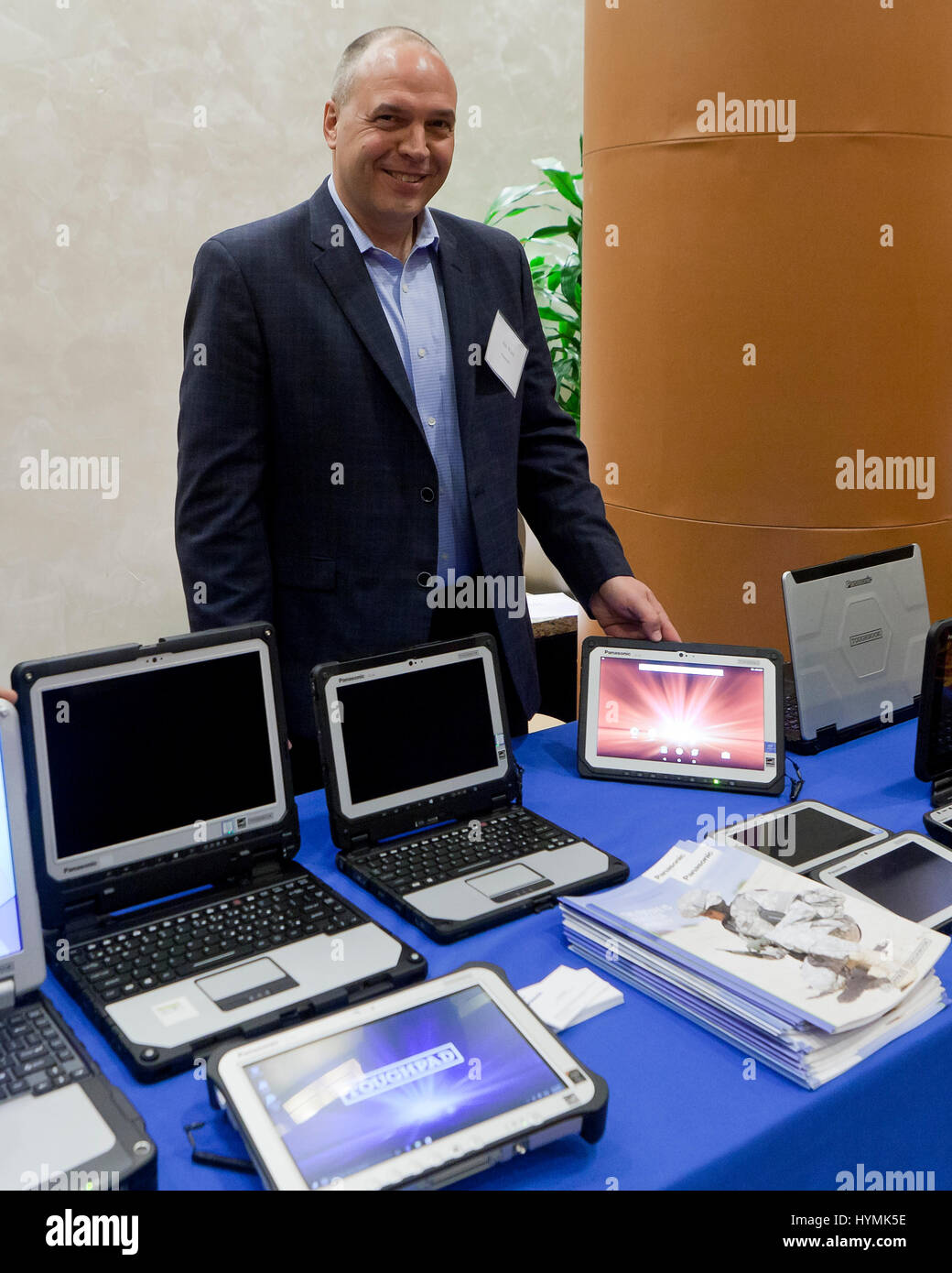 Uomo che mostra Panasonic robusta linea di computer - USA Foto Stock