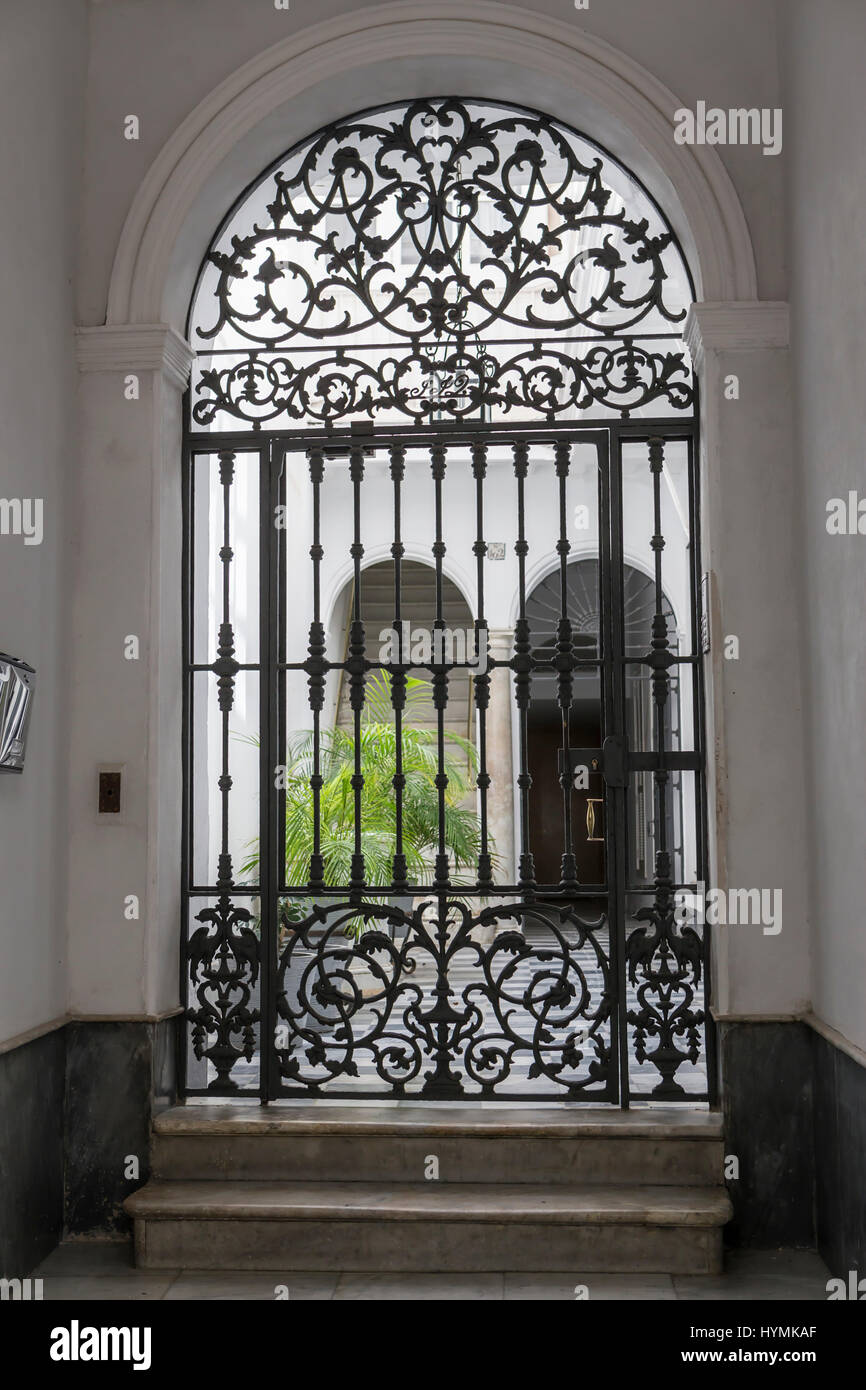 Entrata alla casa tipica di questa città, architettura popolare del XIX secolo, architettura tradizionale a Cadice, Andalusia, così Foto Stock