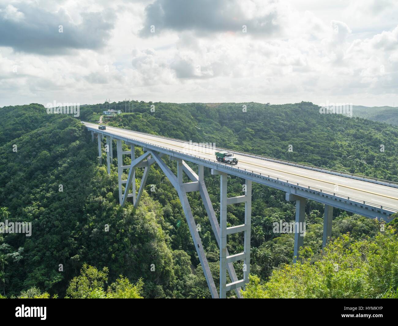 Classic anni cinquanta vetture americane attraversando il ponte più alto a Cuba, il ponte di Bacunayagua, Matanzas, Cuba Foto Stock