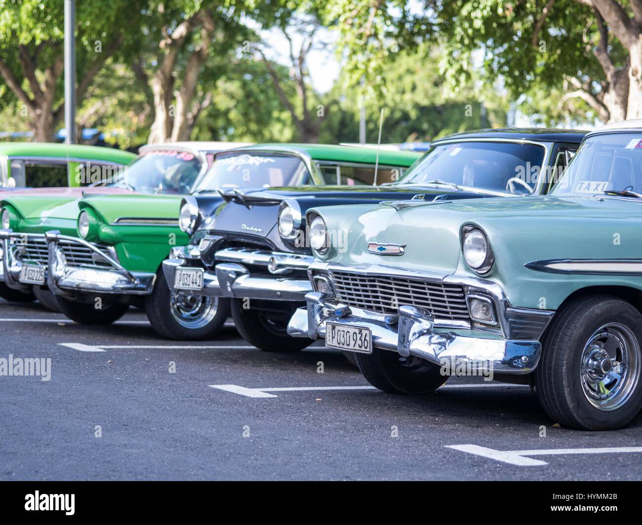 Scena di strada di l'Avana vecchia con degli anni cinquanta classic American Cars, Centro de L Avana Vecchia Havana, Cuba Foto Stock