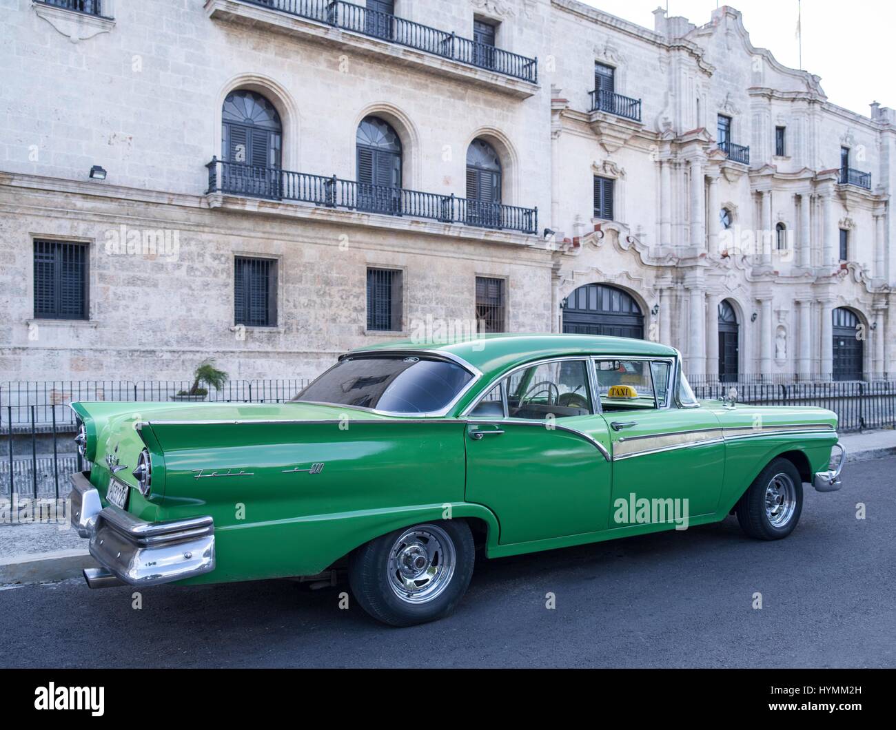 Scena di strada di l'Avana Vecchia con il classico auto americane, Centro de L Avana Vecchia Havana, Cuba Foto Stock