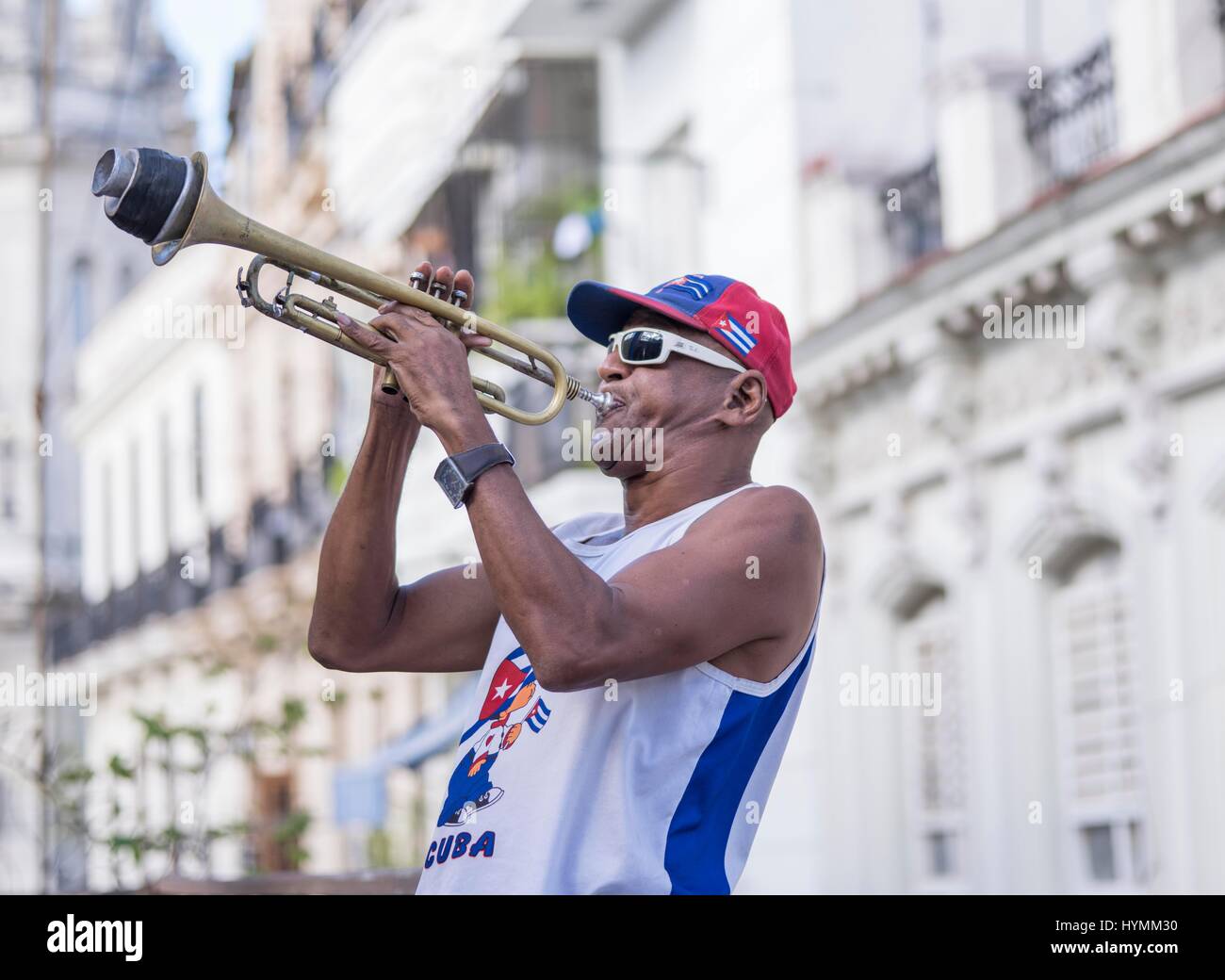 Musicista cubano suonare il sassofono nella città dell'Avana, Cuba, West Indies, America Centrale Foto Stock