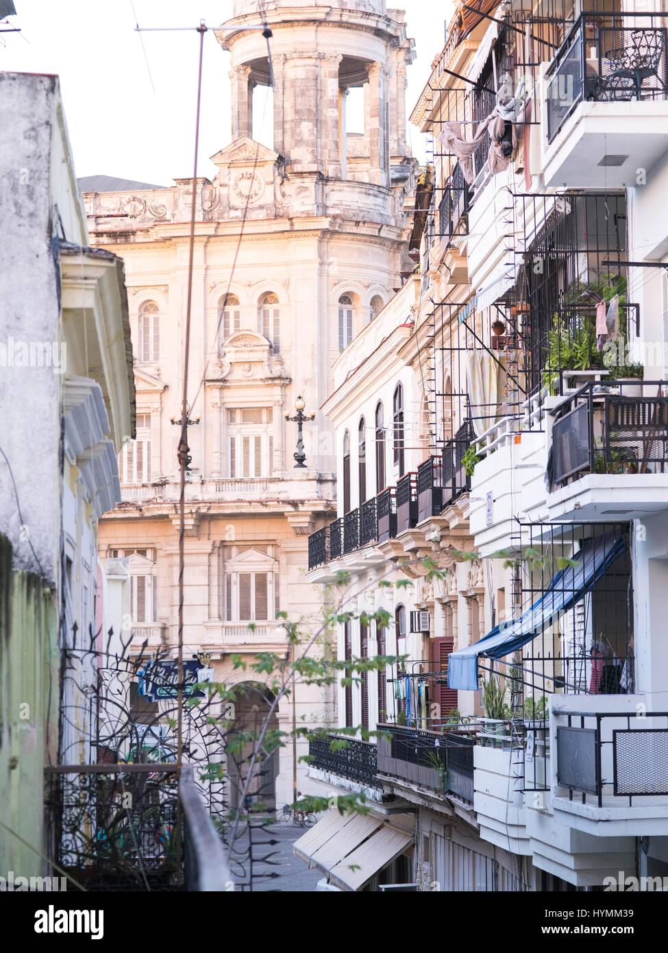 Classico vecchio stile coloniale appartamento palazzo della vecchia Havana, Cuba Foto Stock