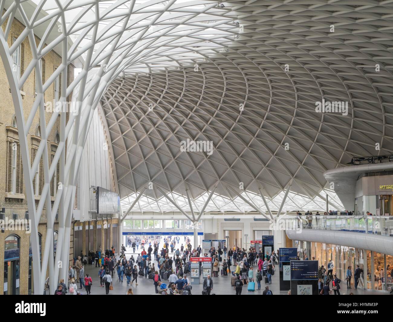 Viaggiatori e pendolari nella Stazione Ferroviaria di King's Cross, London, Regno Unito Foto Stock