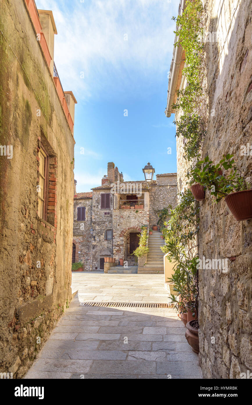 Alley Street nel vecchio villaggio Capalbio, in provincia di Grosseto, Toscana, Italia Foto Stock