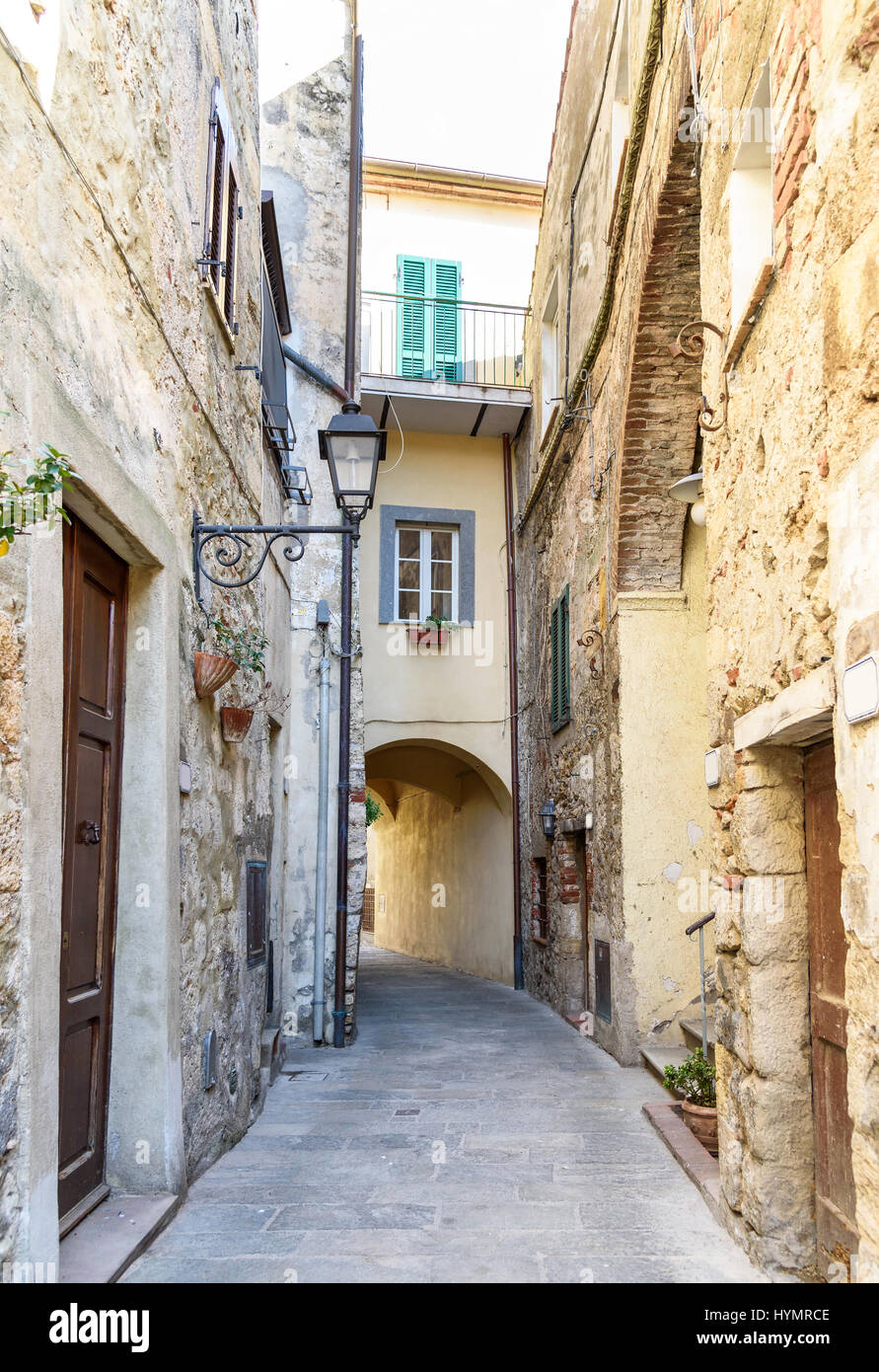 Alley Street nel vecchio villaggio Capalbio, in provincia di Grosseto, Toscana, Italia Foto Stock