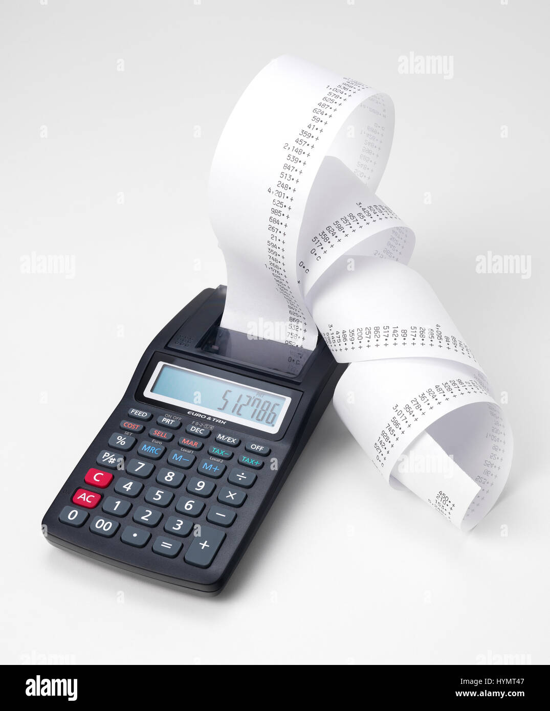 Calcolatrice con rotolo di aggiunta di Nastro macchina Foto stock - Alamy